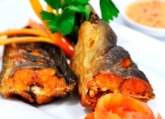 Cá trê kho nghệ vàng đẹp mắt cực thơm ngon