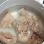 Nấu xương heo làm nước dùng