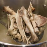 Ninh xương gà lấy nước dùng nấu lẩu cá kèo