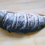 Sơ chế cá chép trước khi hấp bia