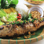 Món cá lóc nướng ăn cùng bánh tráng hoặc bánh đa nem
