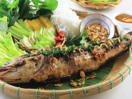 Món cá lóc nướng ăn cùng bánh tráng hoặc bánh đa nem