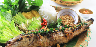Món cá lóc nướng ăn cùng bánh tráng hoặc bánh đa nem