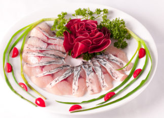 Trình bày món lẩu cá trắm